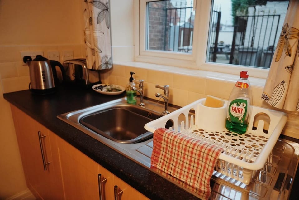 Apartment, 2 Bedrooms | Desk, bed sheets