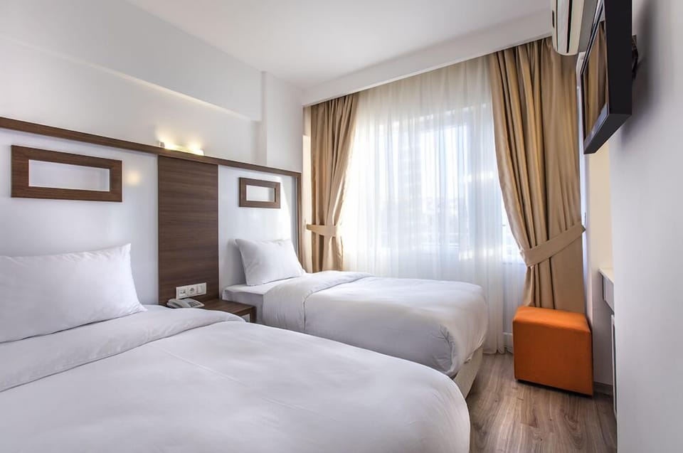 Minibar, in-room safe, desk, WiFi (free)