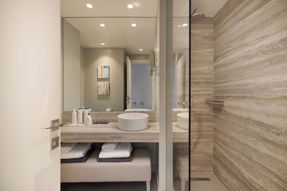 Deluxe Double or Twin Room, Sea View | Egyptian cotton sheets, premium bedding, in-room safe, desk