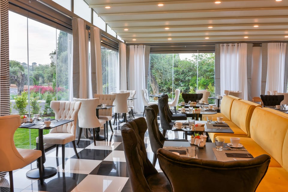 3 restaurants; breakfast, lunch, dinner, and brunch served