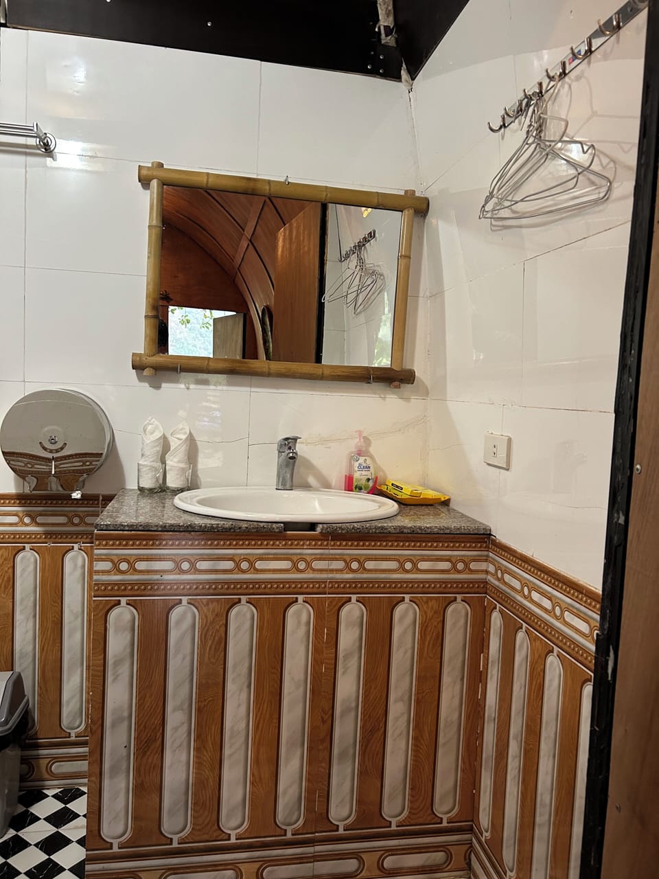 Bungalow Triple, River View | Bathroom | Shower, free toiletries, towels