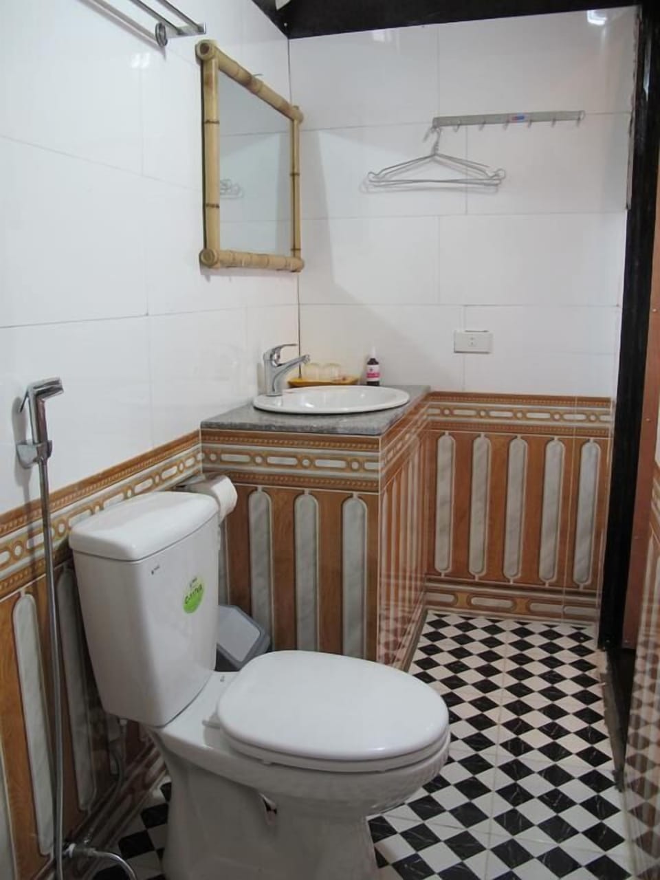 Shower, free toiletries, towels