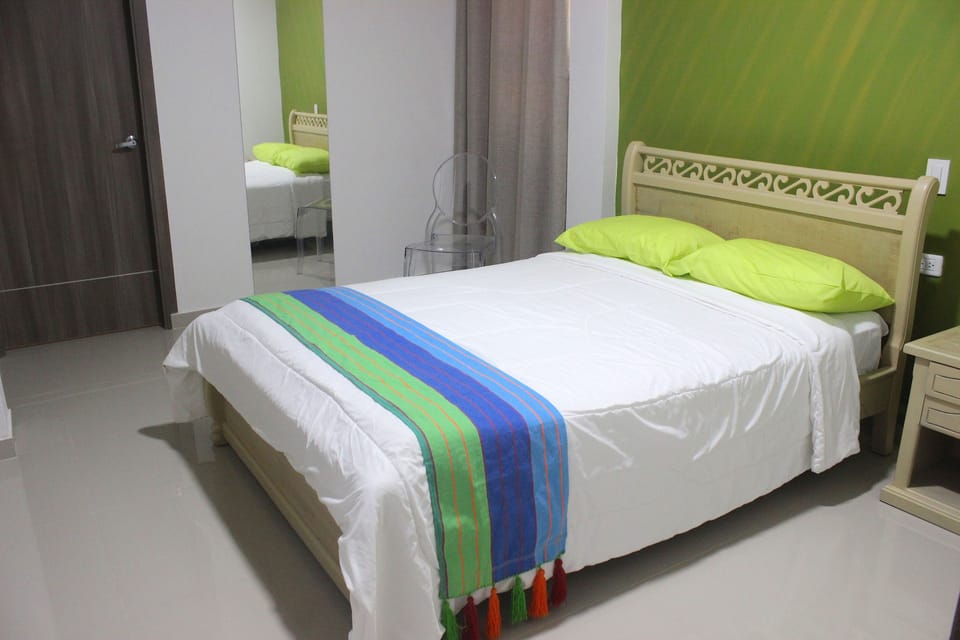 Comfort Suite, 1 Queen Bed, Hot Tub, Garden View | Minibar, desk, rollaway beds (surcharge), WiFi (free)