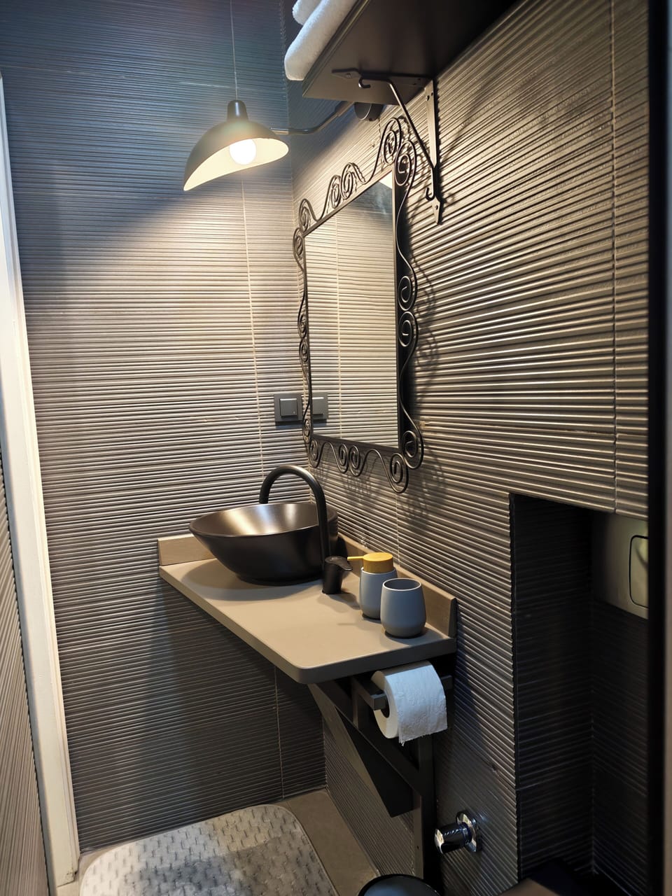 Junior Double Room | Bathroom | Shower, free toiletries, hair dryer, slippers