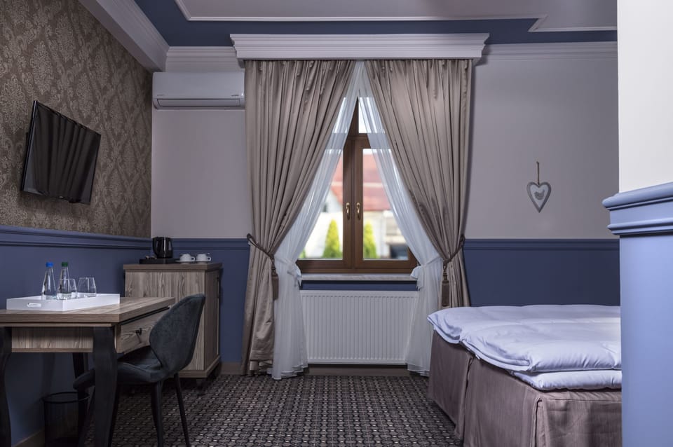 Double or Twin Room | Minibar, in-room safe, individually decorated, individually furnished