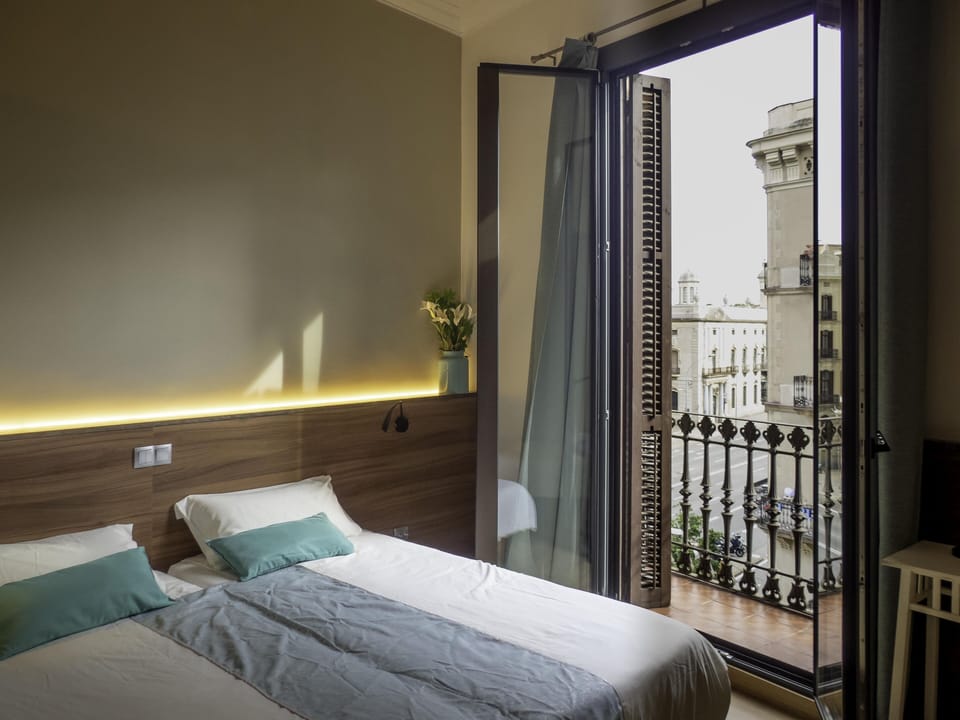 Triple Room, Ensuite | In-room safe, individually decorated, desk, iron/ironing board