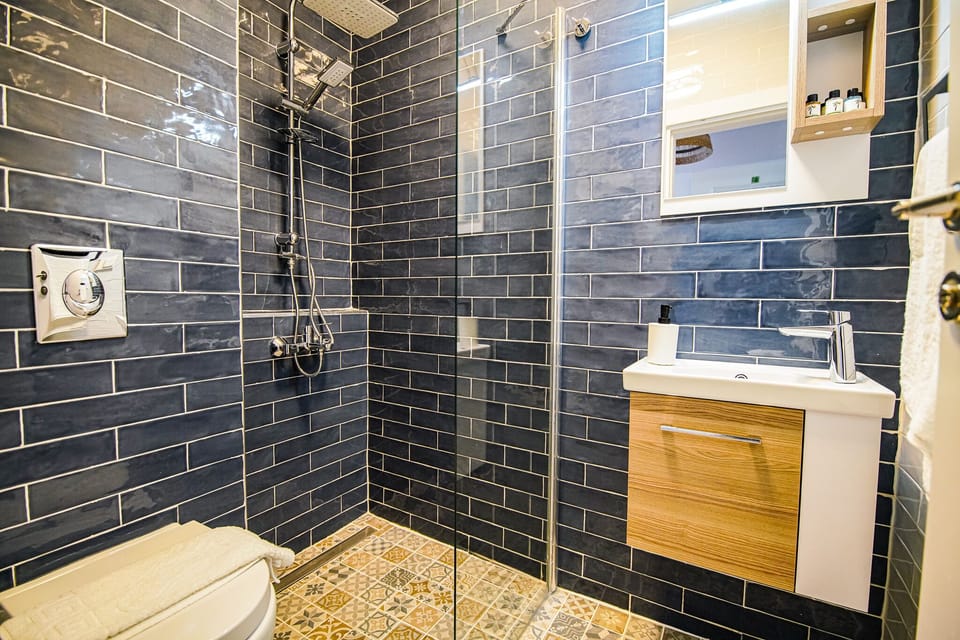 Superior Triple Room | Bathroom | Shower, free toiletries, hair dryer, slippers