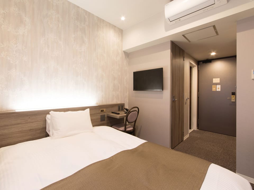 In-room safe, free WiFi, bed sheets