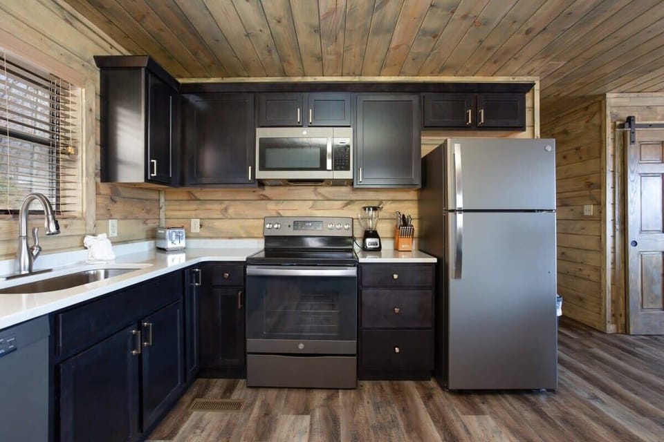 Kitchen Complete With Stainless Appliances And Quartz Countertops!