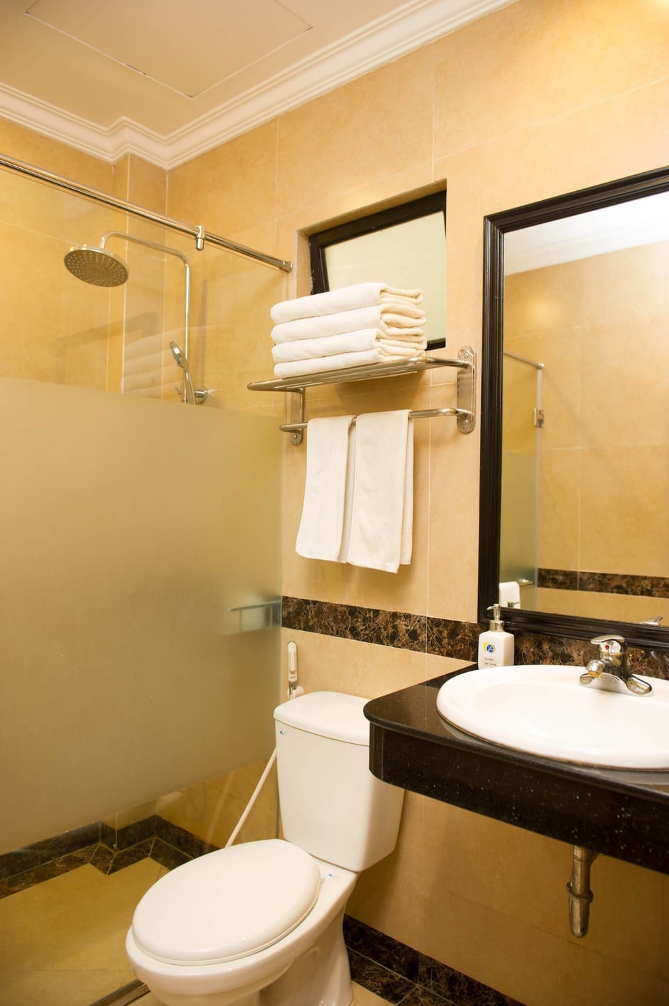 Deluxe Twin Room | Bathroom | Shower, free toiletries, hair dryer, slippers