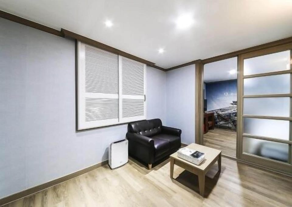 Triple Room | Living room | 40-inch TV with digital channels, heated floors