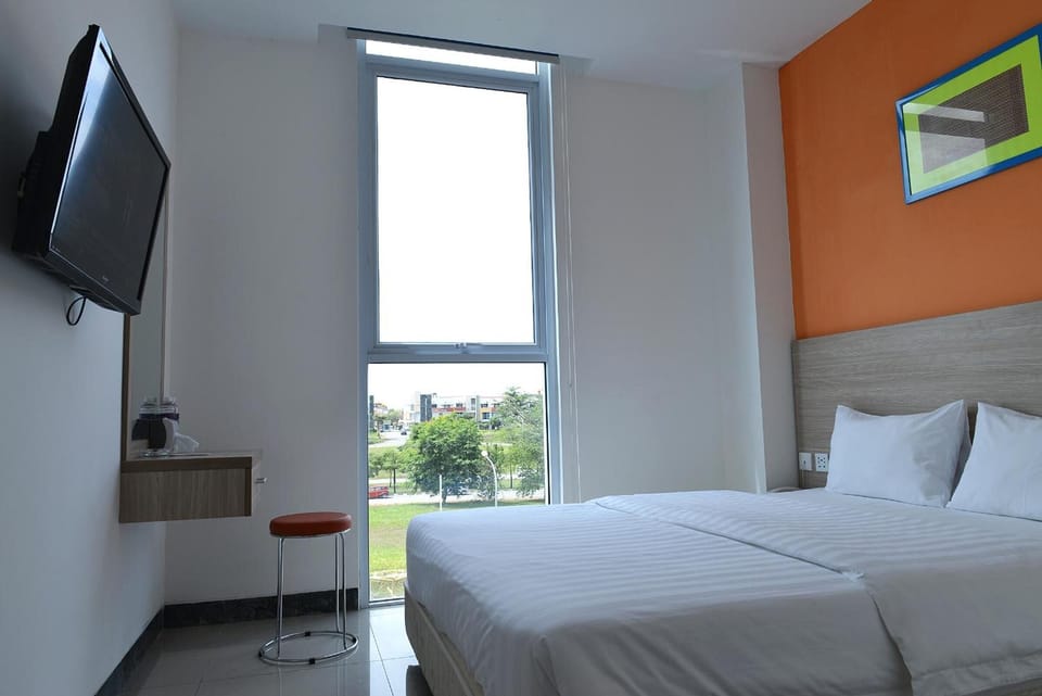 Premium bedding, desk, WiFi (free), bed sheets