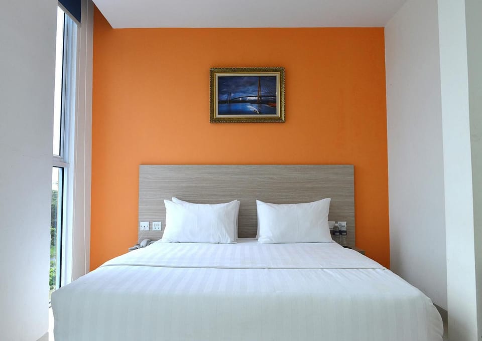 Premium bedding, desk, WiFi (free), bed sheets