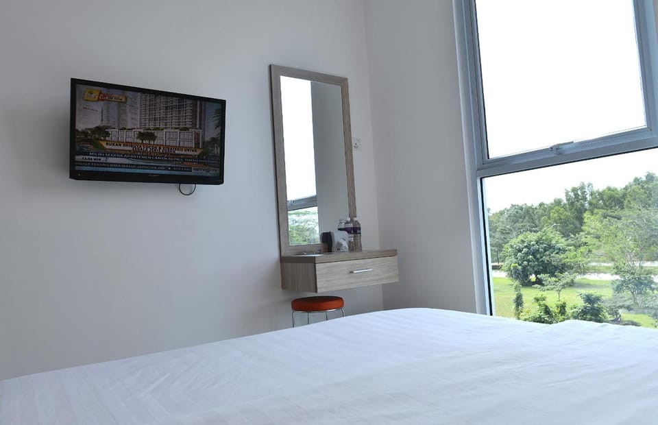 Premium bedding, desk, WiFi (free), bed sheets