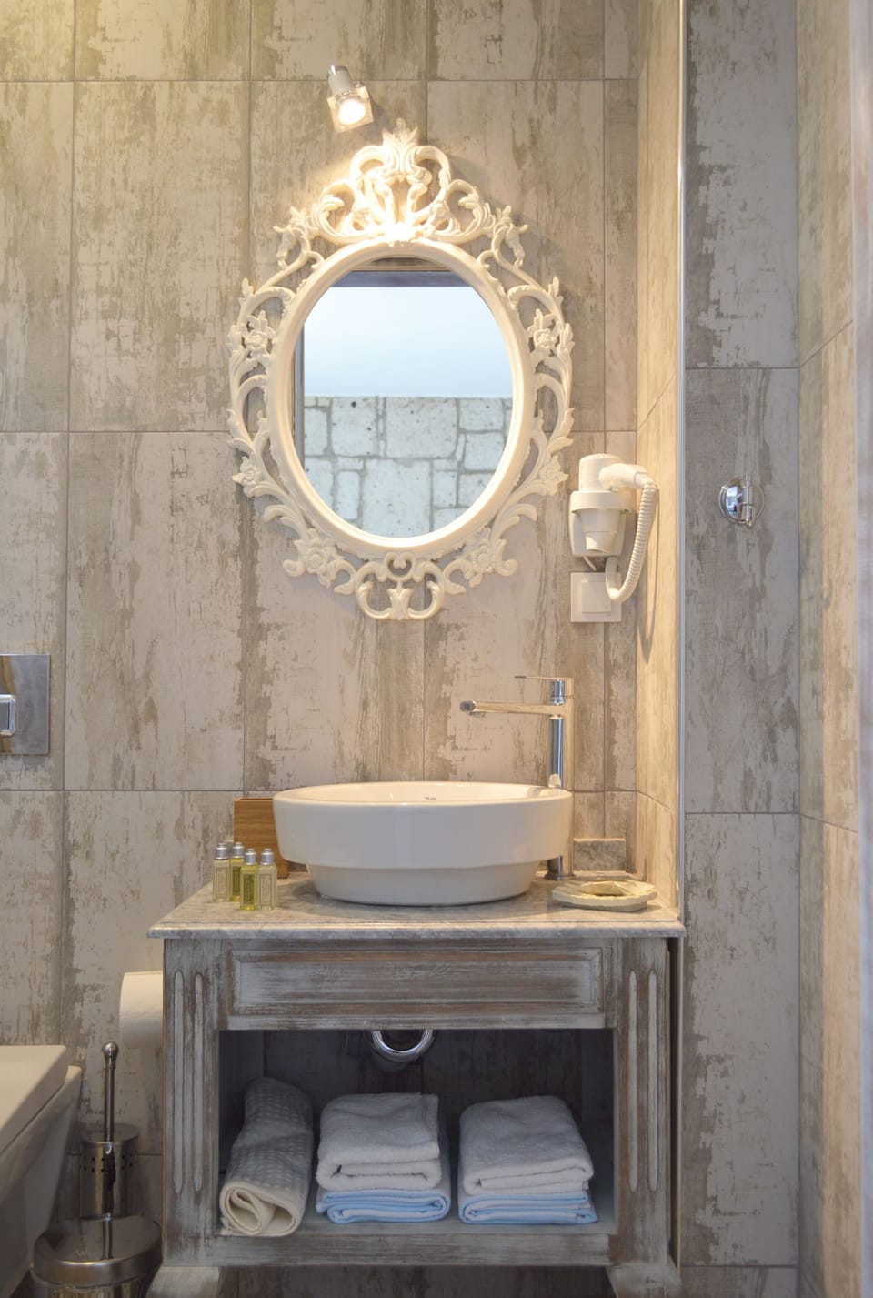 Room, Pool View | Bathroom | Shower, free toiletries, hair dryer, slippers