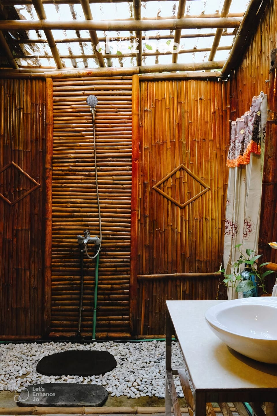 Classic Room | Bathroom | Shower, hydromassage showerhead, designer toiletries, hair dryer