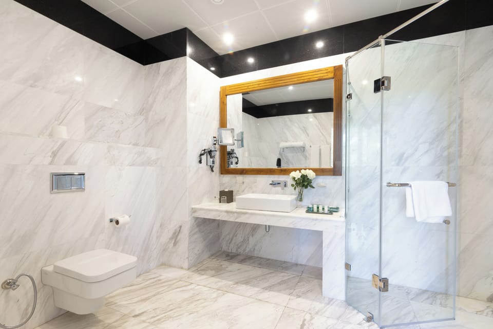 Presidential Suite 2 bedroom (Araliya Premiere) | Bathroom | Spring water tub, free toiletries, bathrobes, slippers