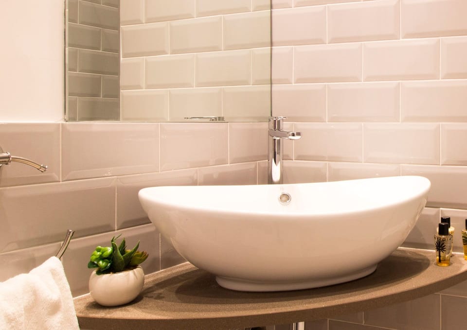 Comfort Triple Room | Bathroom | Shower, free toiletries, hair dryer, bidet