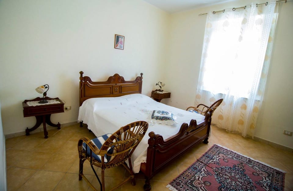 Double Room, Private Bathroom (external) | Desk, soundproofing, free cribs/infant beds, rollaway beds