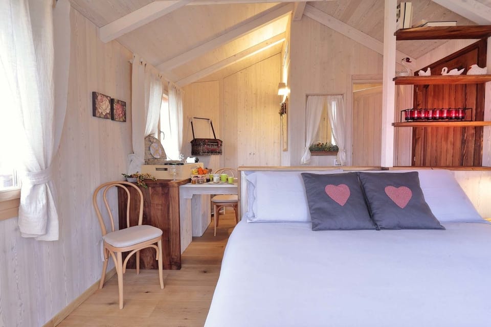 Romantic Tree House, Hot Tub, Garden View | Frette Italian sheets, premium bedding, down comforters, in-room safe
