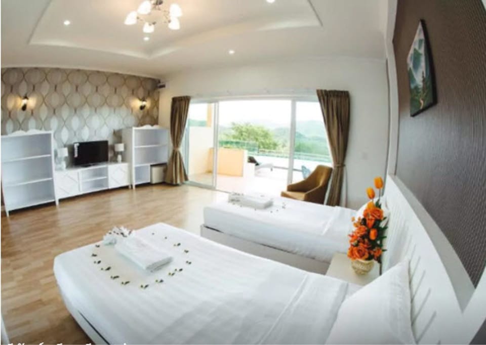 Standard Room | Minibar (free items), blackout drapes, WiFi (free)