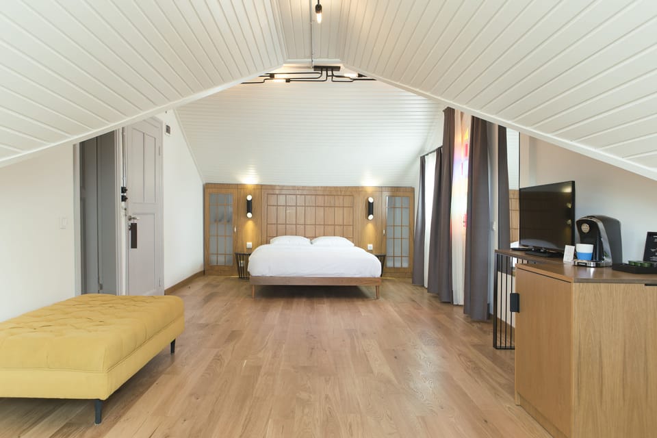 Suite, Balcony, Sea View | Minibar, iron/ironing board, free WiFi, bed sheets