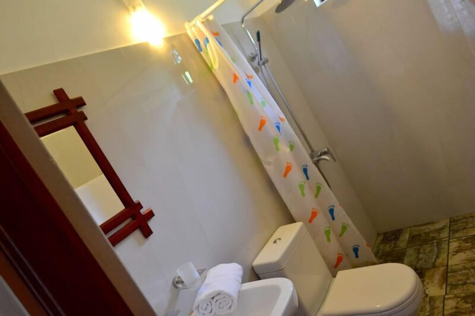 Comfort Duplex | Bathroom | Shower, towels