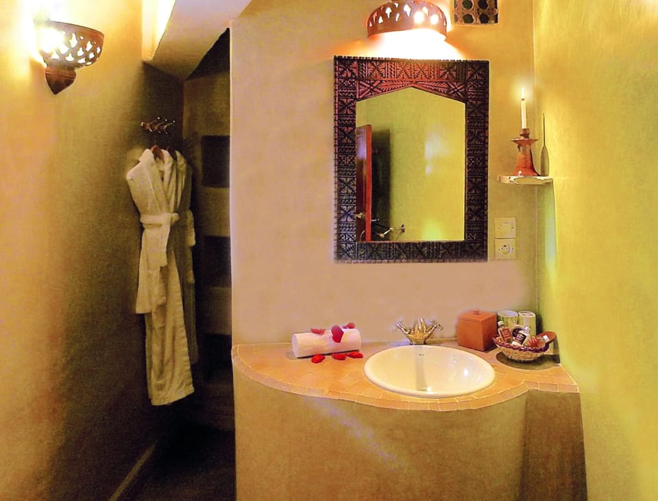 Quadruple Room, Ensuite (Saguia) | Bathroom | Shower, free toiletries, hair dryer, towels