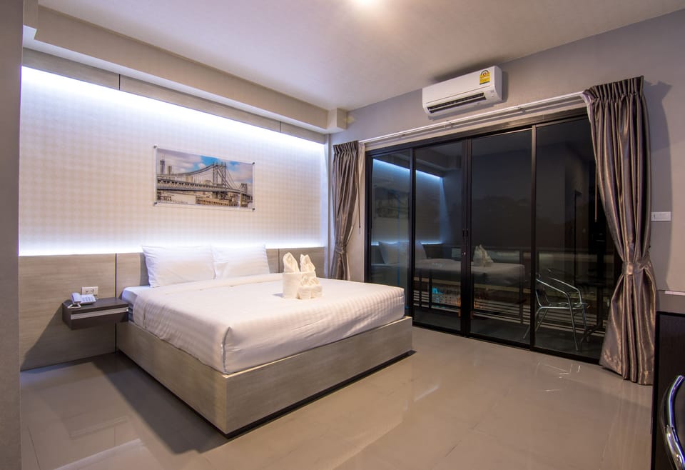 Standard Double Room | Minibar, desk, blackout drapes, free WiFi