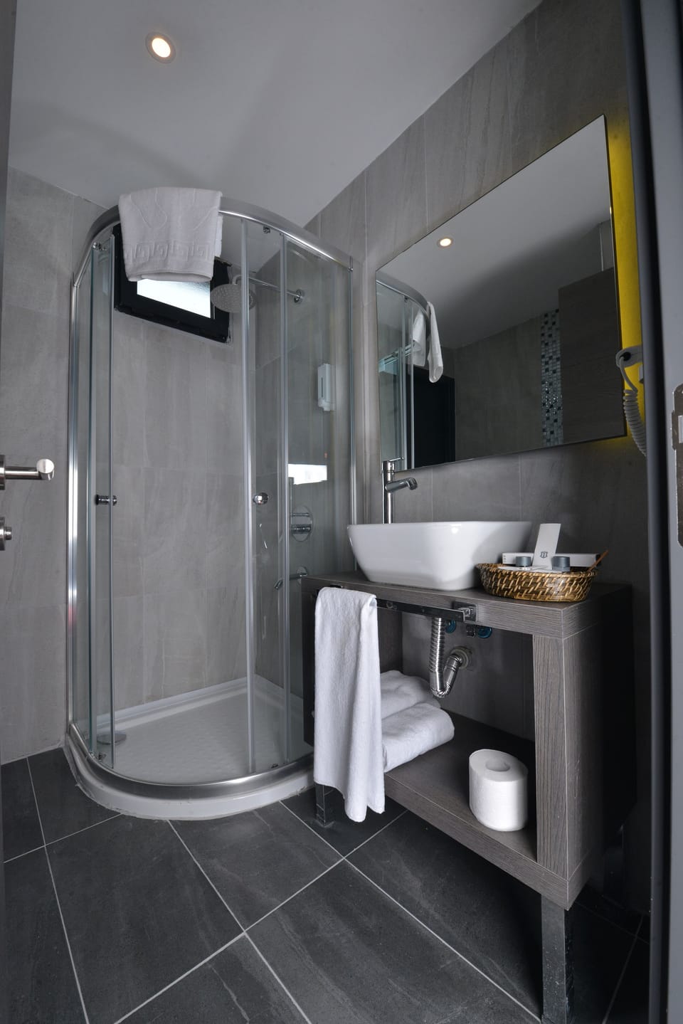 Standard Twin Room | Bathroom amenities | Shower, free toiletries, hair dryer, slippers