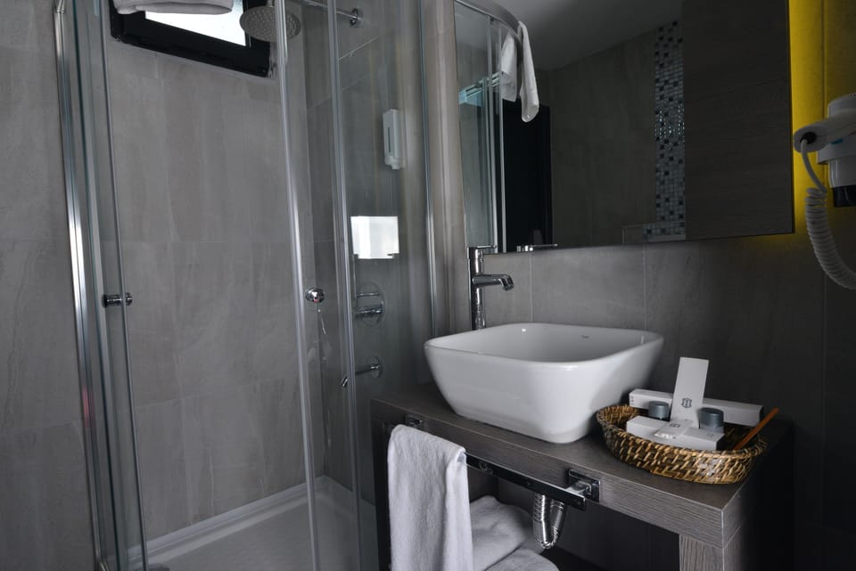 Standard Twin Room | Bathroom | Shower, free toiletries, hair dryer, slippers