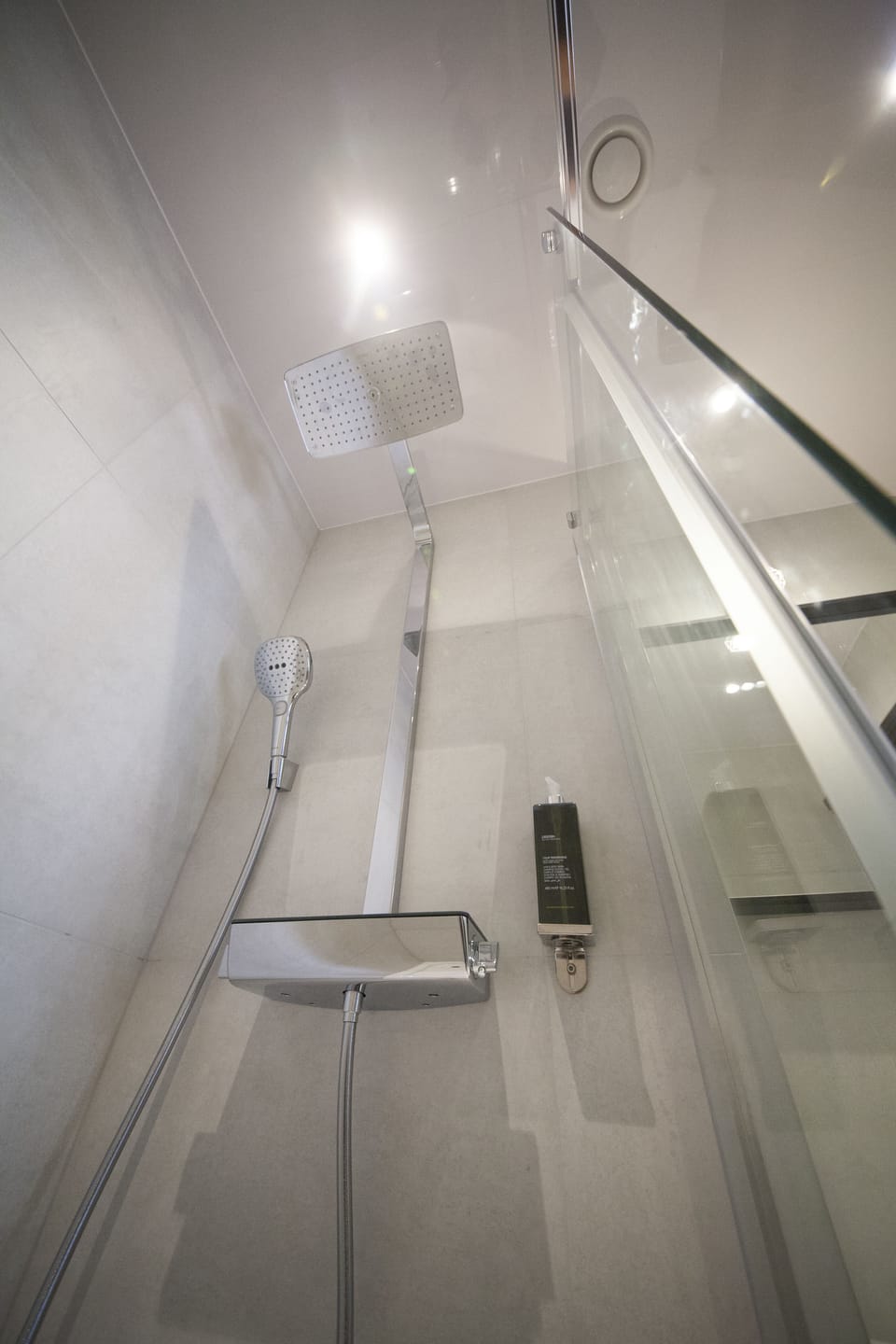 Deluxe Double Room | Bathroom shower