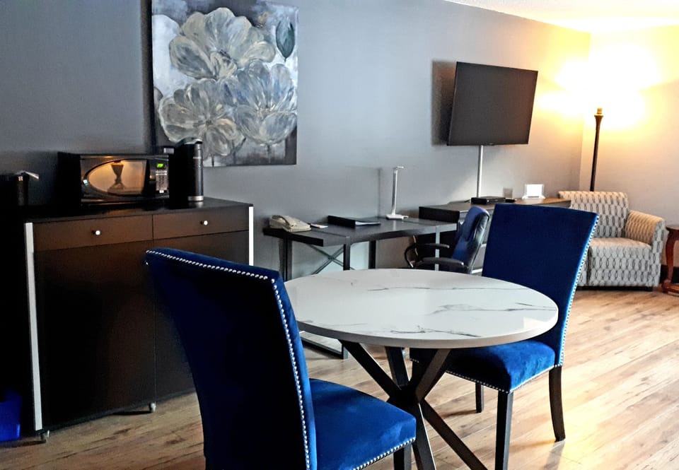 Deluxe Room, Jetted Tub, Mountain View | Living area | Flat-screen TV