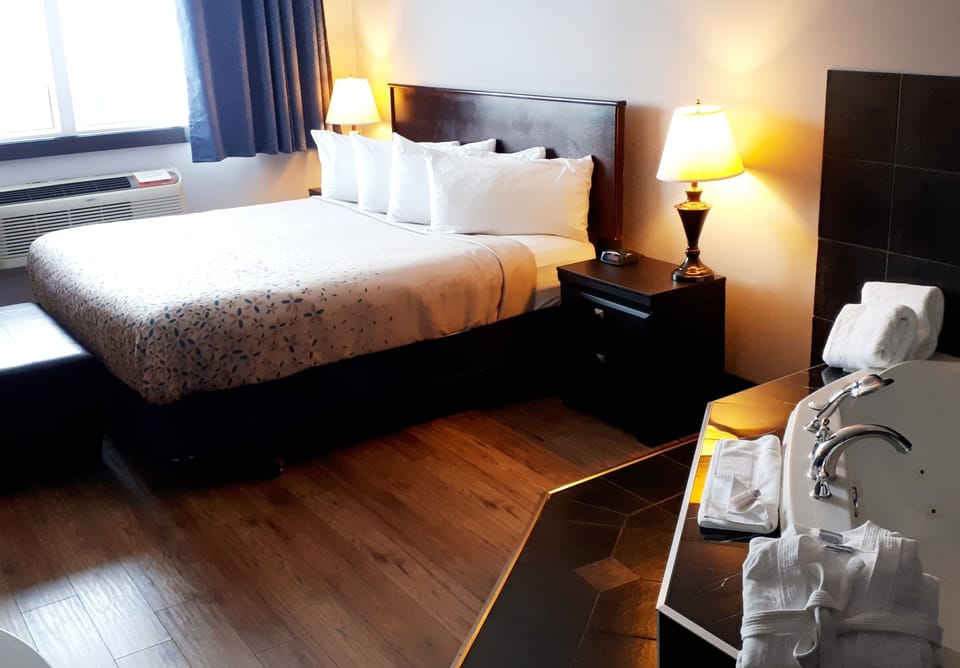 Deluxe Room, Jetted Tub, Mountain View | Premium bedding, desk, laptop workspace, blackout drapes