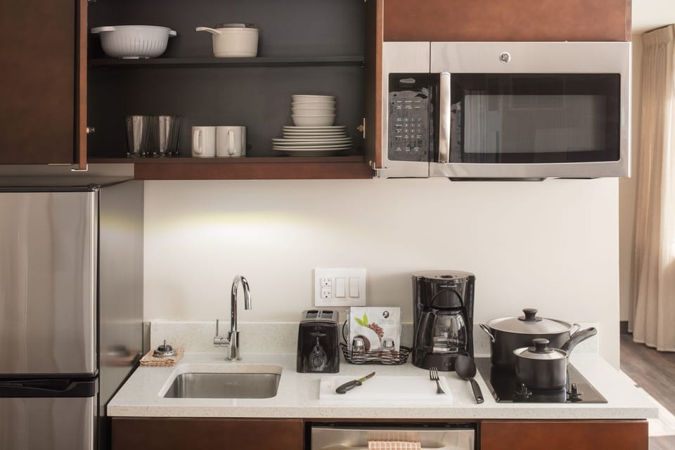 Full-size fridge, microwave, stovetop, dishwasher