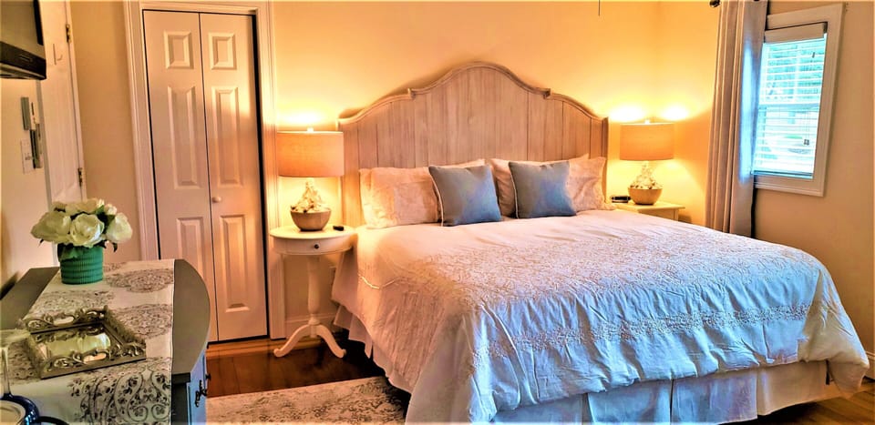 Perkins Cove Room | Premium bedding, blackout drapes, iron/ironing board, WiFi (free)
