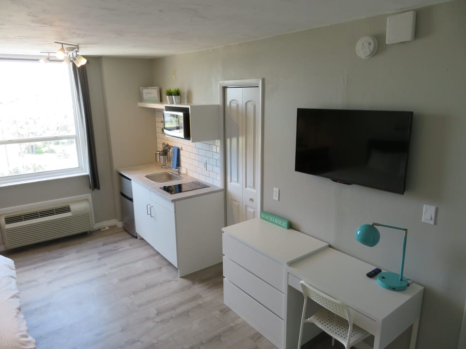 Luxury Studio Suite, 2 Queen Beds, Kitchen, City View | City view