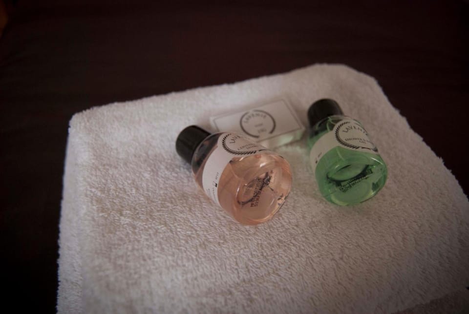 Combined shower/tub, designer toiletries, towels