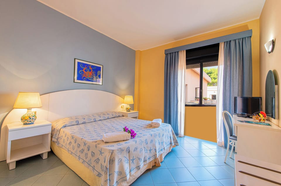 Economy Double Room | Minibar, in-room safe, desk, bed sheets