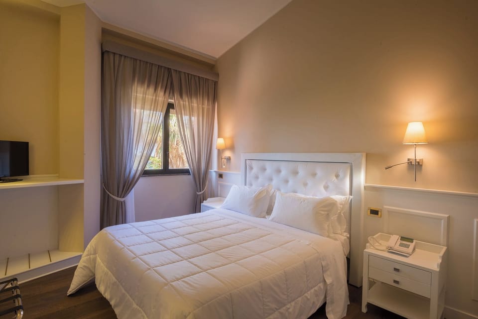 Minibar, in-room safe, desk, bed sheets