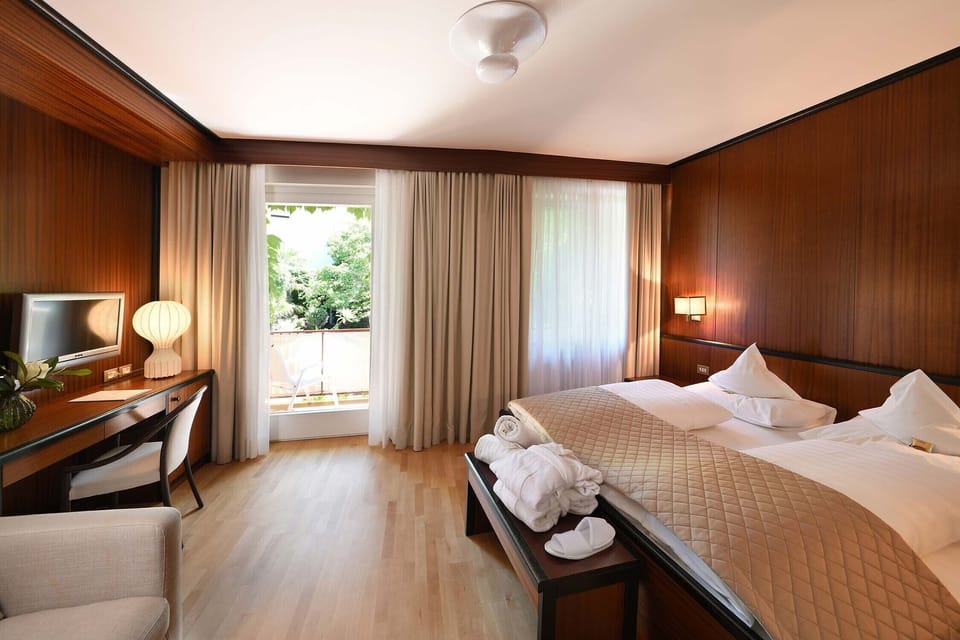Double or Twin Room, Balcony (East side) | Hypo-allergenic bedding, minibar, in-room safe, soundproofing