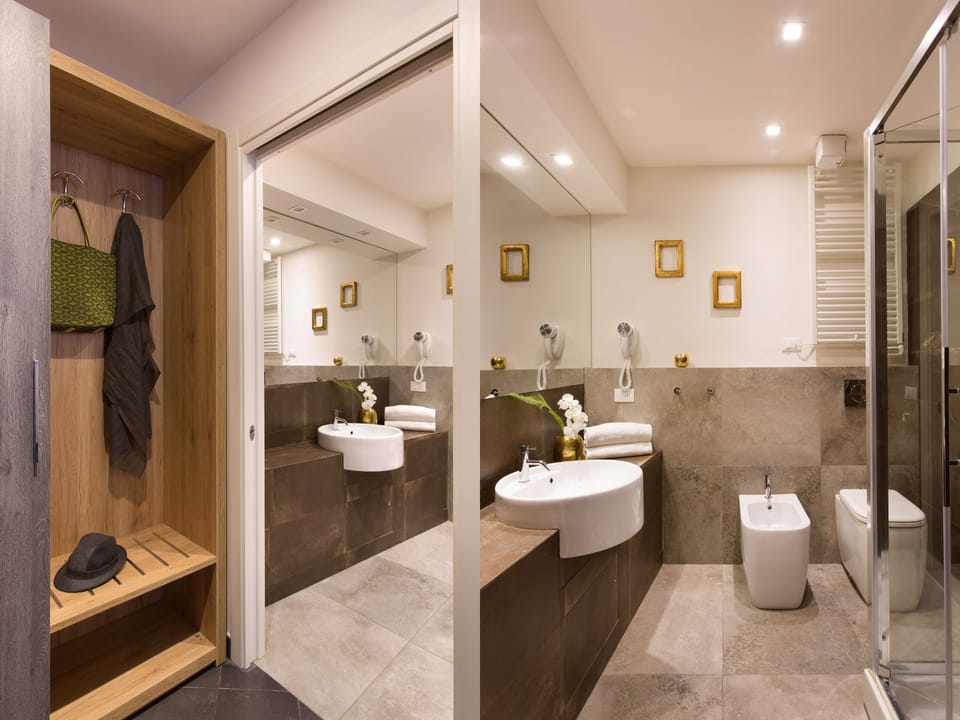 Double Room | Bathroom | Shower, free toiletries, hair dryer, slippers