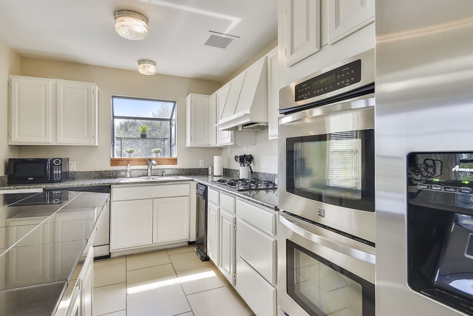 Large kitchen with Breakfast Coffee Bar Double Ovens & stainless appliances