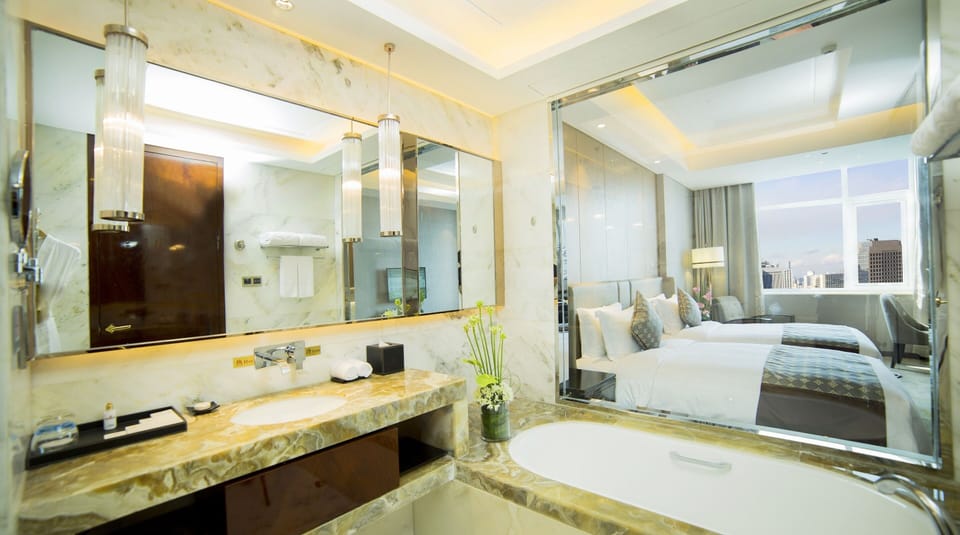 Business Twin Room | Bathroom | Shower, free toiletries, hair dryer, bathrobes
