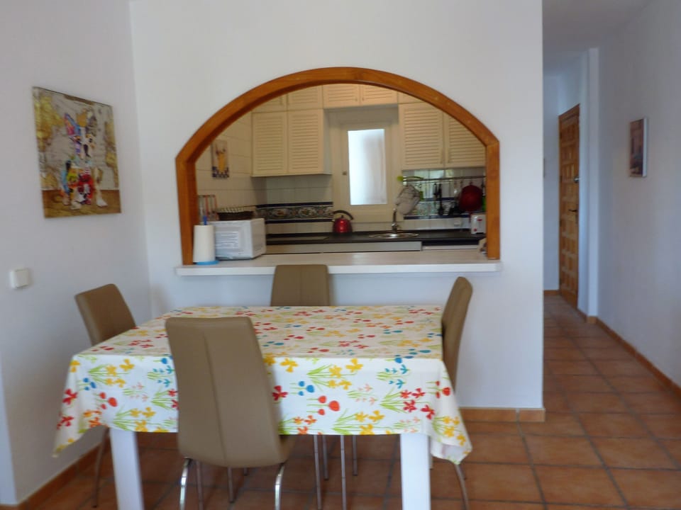 dining area with server to kitchen