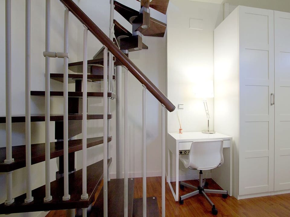 Stairs lead down to the other 2 bedrooms and bathroom - veoapartment