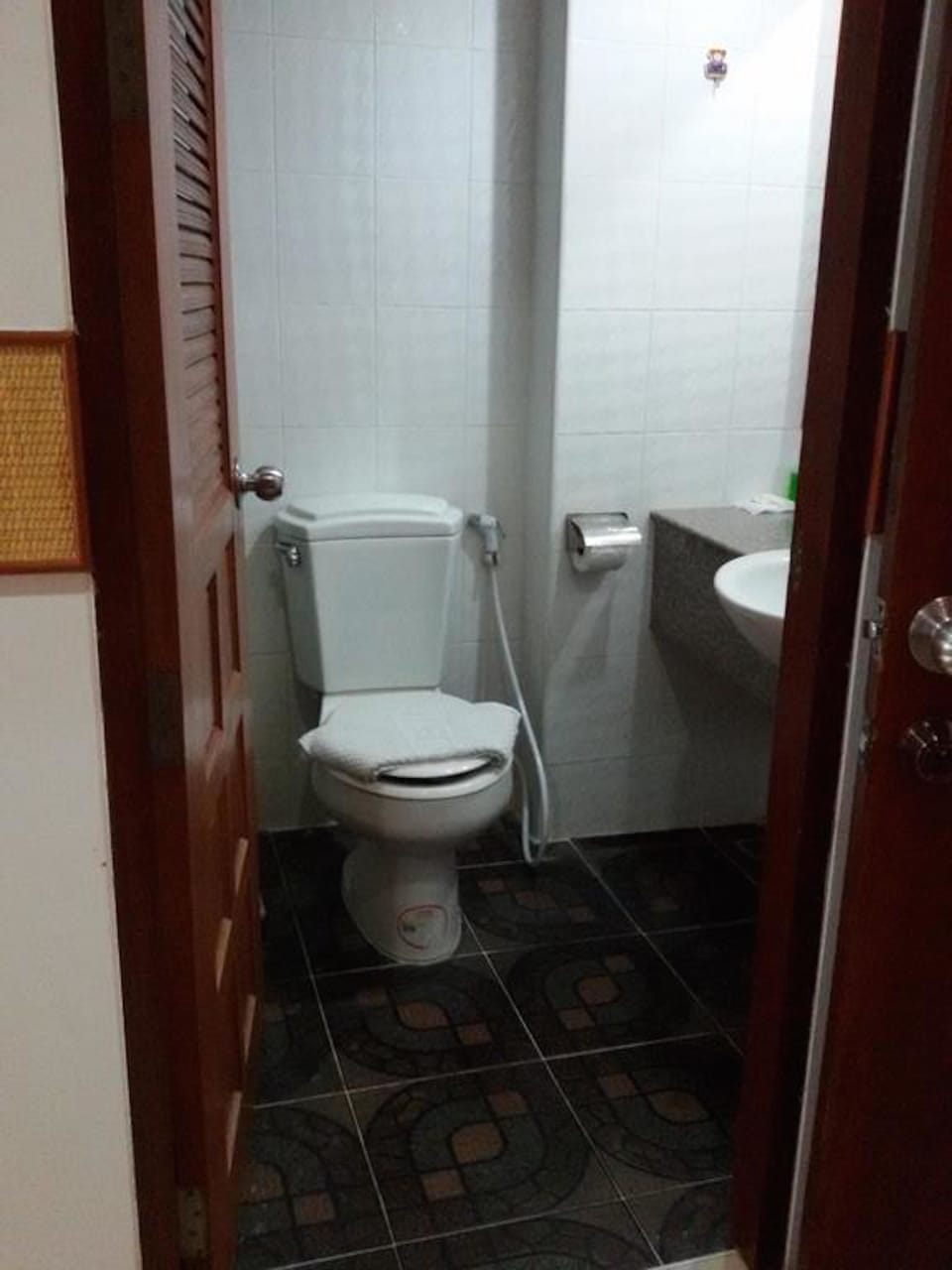 Standard Room | Bathroom | Shower, free toiletries, towels