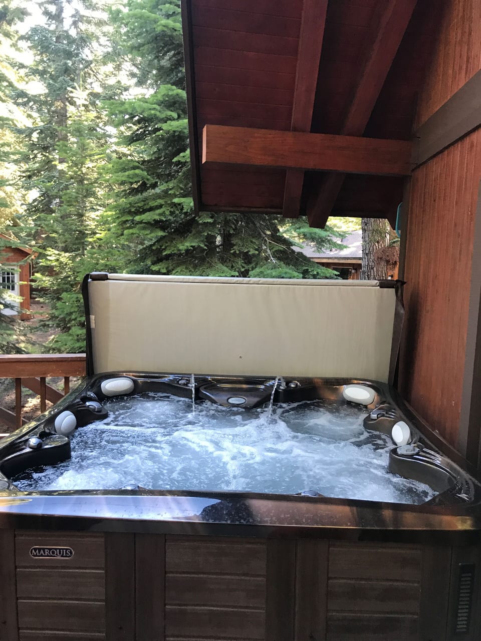New Hot Tub, Seats 7+, with waterfall. Hot Tub can be used year round!
