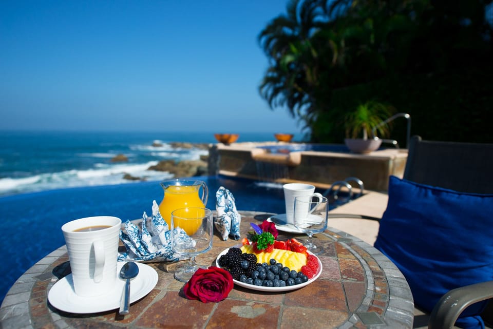 Poolside breakfast service!
