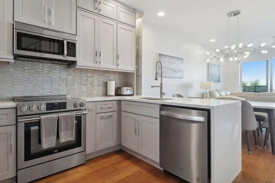 BRAND NEW KITCHEN!!
All stainless appliances, quartz countertops & custom cabinetry!